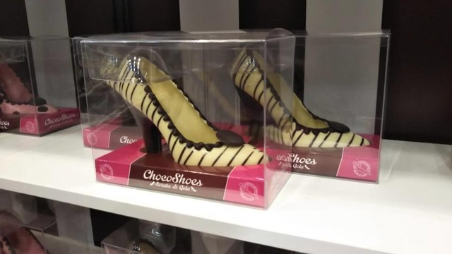 靴も巨大な館も全部チョコレート製 欧州最大級チョコの祭典が大阪初上陸 まいどなニュース