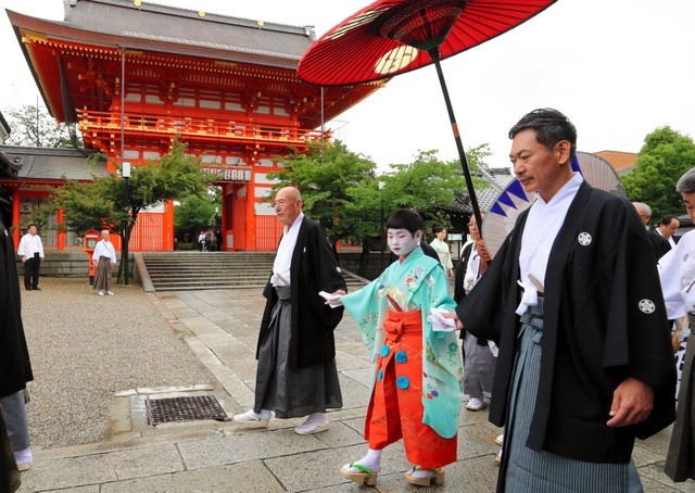 京都·只园祭开幕 稚儿等人参拜八坂神社祈求平安(视频)