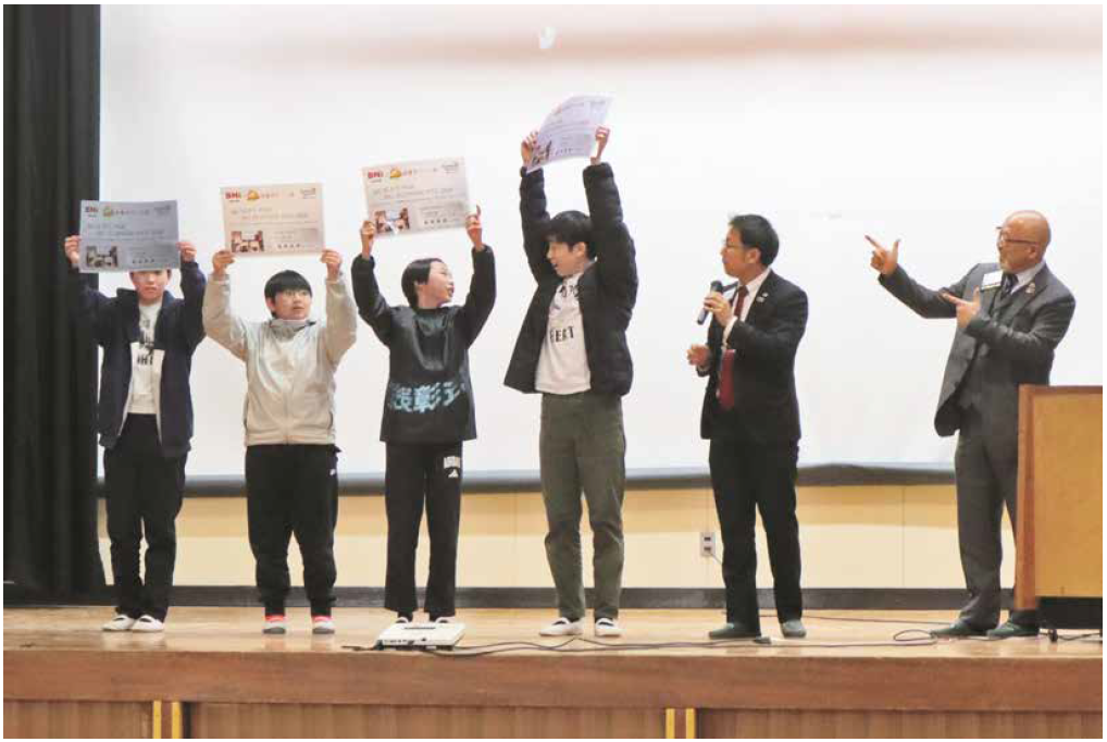 体育館でのプレゼン、表彰