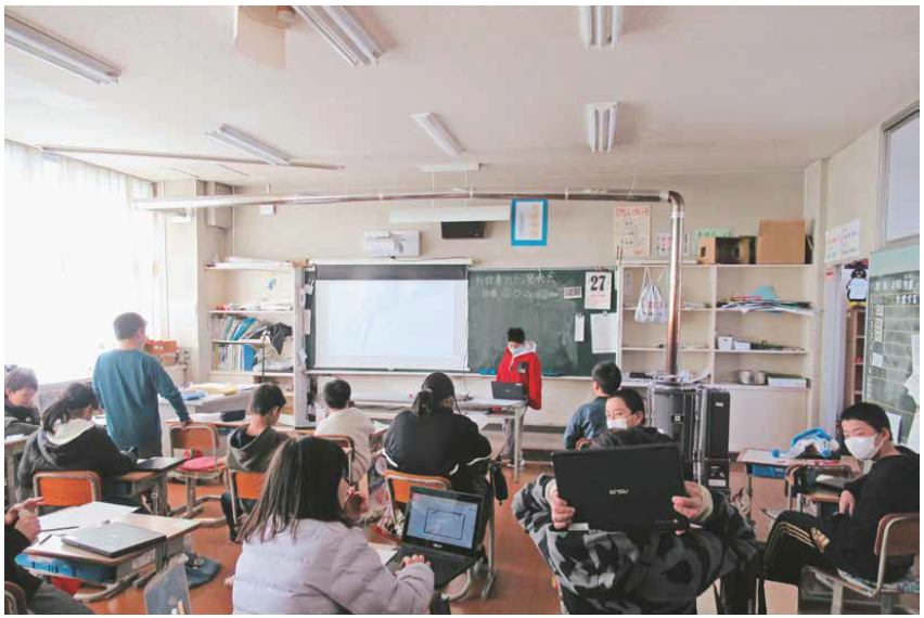 友達の発表に耳を傾ける