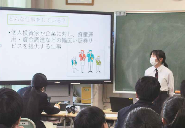 発表する生徒