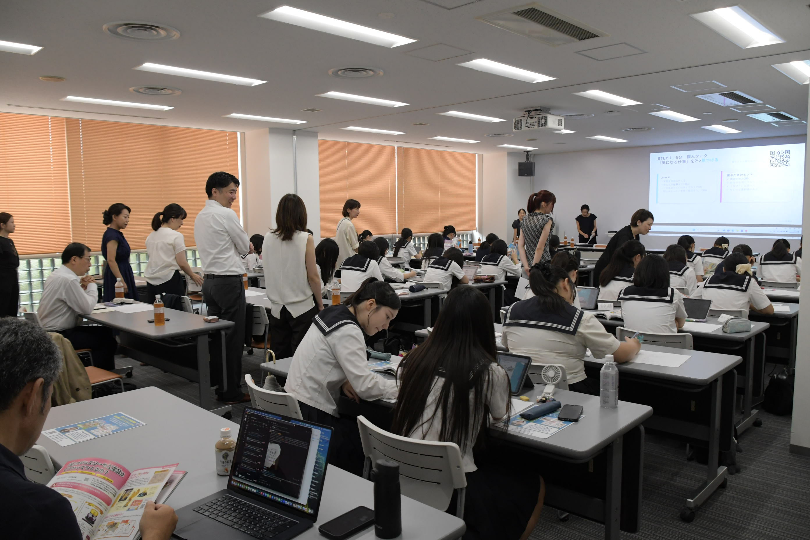 「おしごと年鑑」に掲載された企業の担当者も参加。生徒の議論をサポートしました