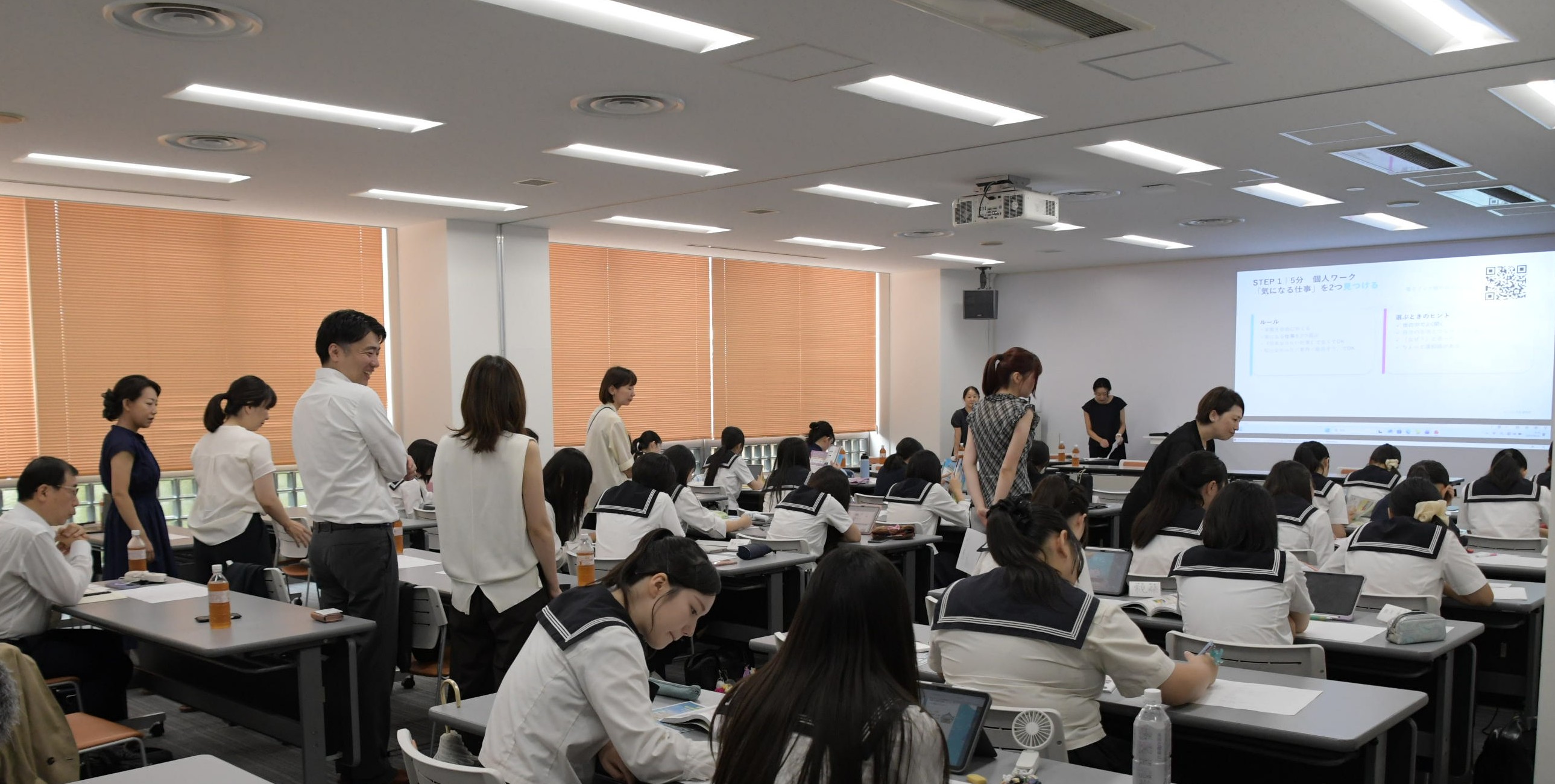 「おしごと年鑑」に掲載された企業の担当者も参加。生徒の議論をサポートしました