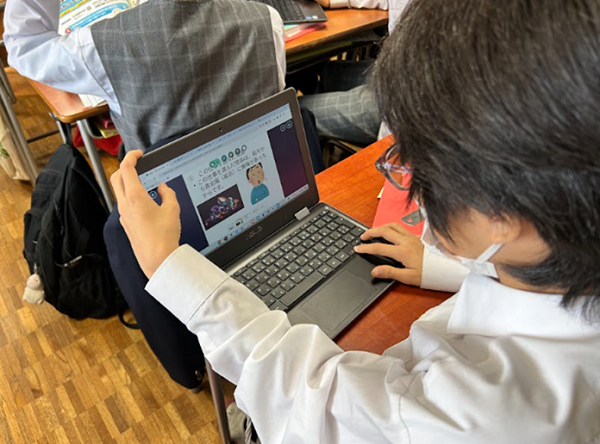 発表の準備をする生徒